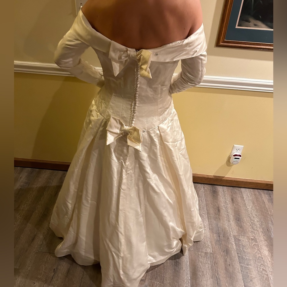 Vintage Vera Wang Wedding Gown with Bows.